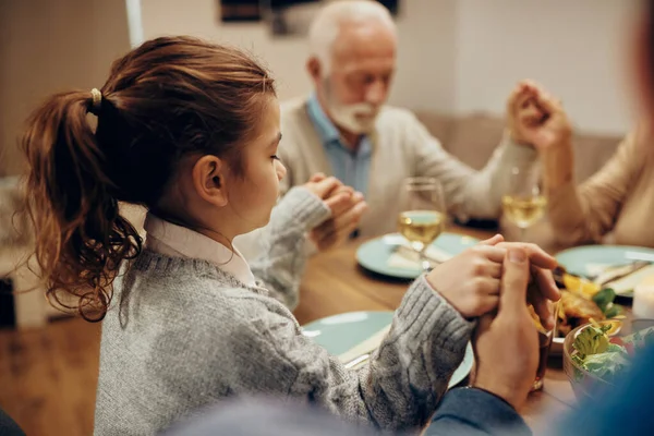 Grateful Family Holding Hands Praying While Having Lunch Dining Room — Zdjęcie stockowe