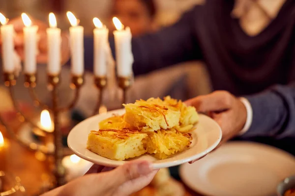 Közelkép Pár Áthaladó Tészta Kugel Miközben Eszik Hagyományos Élelmiszer Hanuka — Stock Fotó