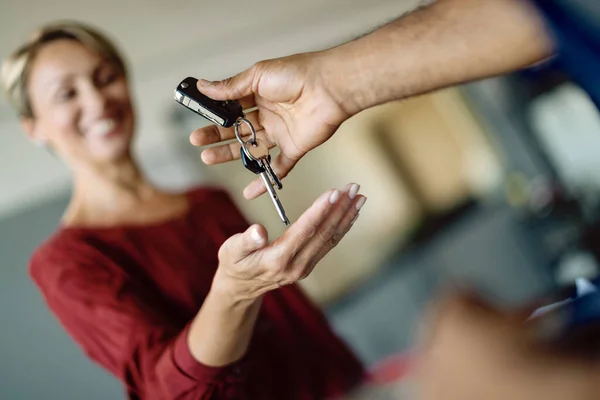 Close Auto Repair Man Giving His Customer Car Keys Workshop — Stock Photo, Image