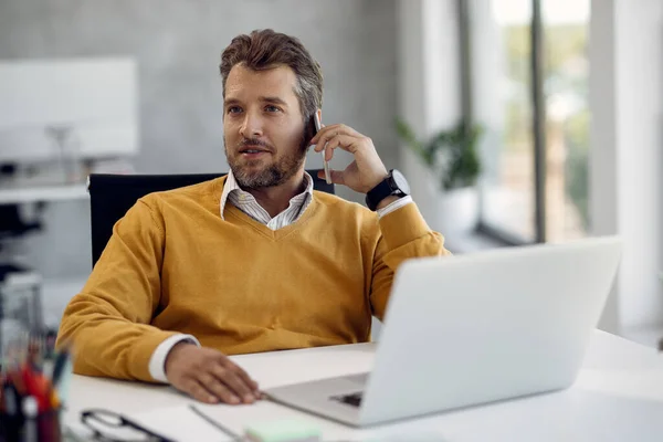 Male Entrepreneur Working Computer Talking Someone Mobile Phone Office — Φωτογραφία Αρχείου