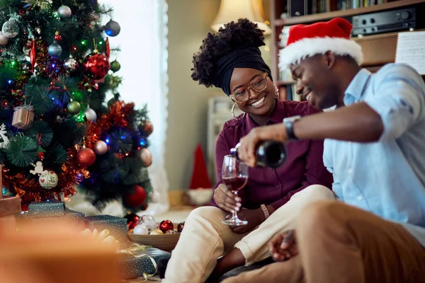 Young Happy Black Couple Celebrating Christmas Drinking Red Wine While — ストック写真