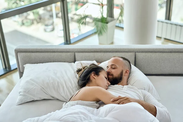 Young Loving Couple Embracing While Napping Bed — Foto Stock