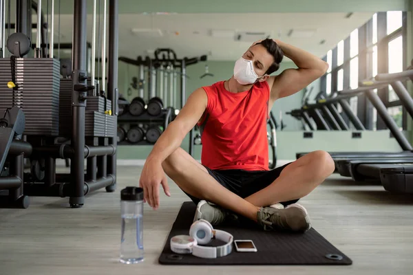 Athletic Man Protective Face Mask Stretching His Neck While Warming — Φωτογραφία Αρχείου