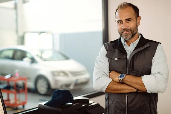 Portrait Confident Auto Mechanic Standing Crossed Arms Office His Repair — Foto Stock