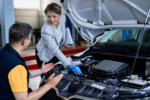 Auto Mechanic Businesswoman Cooperating While Checking Vehicle Hood Workshop — ストック写真