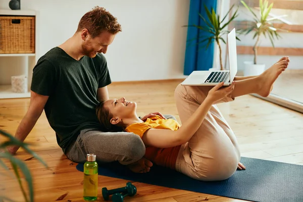 Happy Couple Talking Having Fun While Using Laptop Sports Training — Zdjęcie stockowe