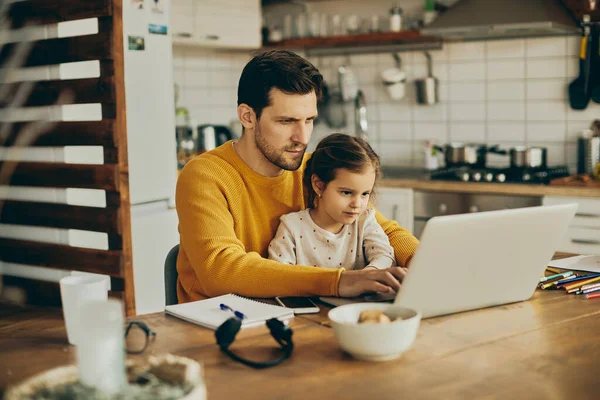 Working Father Using Laptop Writing Mail While Daughter Sitting His — Φωτογραφία Αρχείου