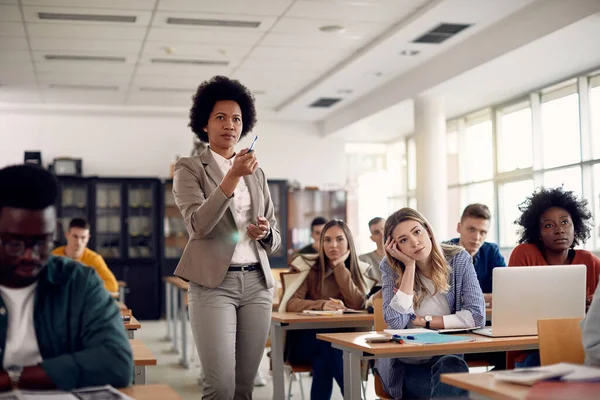 Black Female Teacher Explaining Lecture Group College Students Classroom — Stok Foto