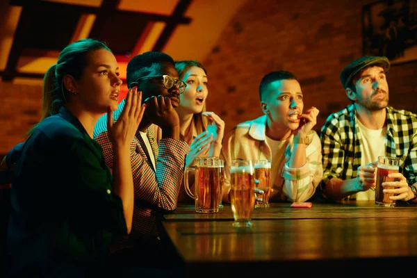 Group Young Sports Fans Drinking Beer Watching Championship Disbelief Bar — Stok fotoğraf