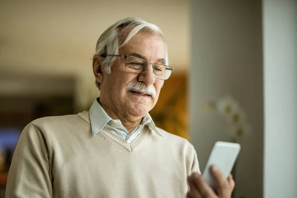 Gelukkig Volwassen Man Het Lezen Van Sms Bericht Mobiele Telefoon — Stockfoto