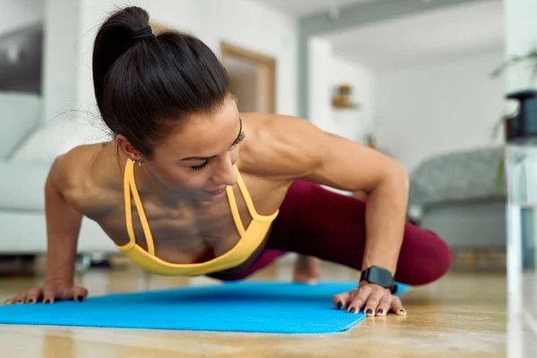 Close Muscular Build Woman Doing Alligator Push Ups While Working — 图库照片