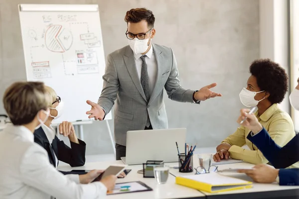 Male Entrepreneurs Wearing Protective Face Mask While Leading Business Meeting — Stock Photo, Image