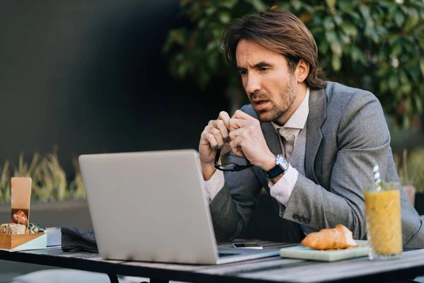 Young Businessman Relaxing Outdoor Cafe Eating Croissant — Photo