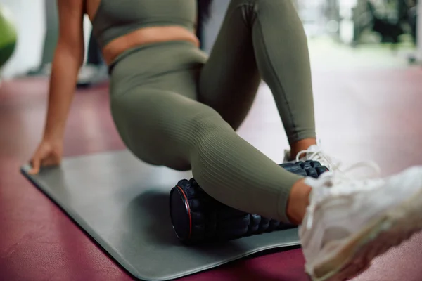 Close Athlete Massaging Her Leg Foam Roller Gym — Φωτογραφία Αρχείου