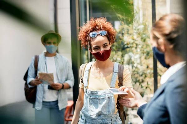 Female Tourist Wearing Protective Face Mask While Checking Hotel Reception — Foto Stock