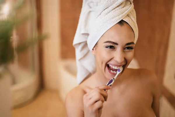 Young Beautiful Woman Enjoying While Brushing Teeth Bathroom — Φωτογραφία Αρχείου