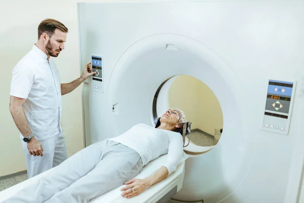 Senior Vrouwelijke Patiënt Met Scan Onderzoek Terwijl Radioloog Toezicht Houdt — Stockfoto
