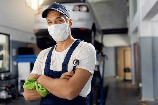 Smiling Auto Repairman Standing Arms Crossed While Wearing Face Mask — ストック写真