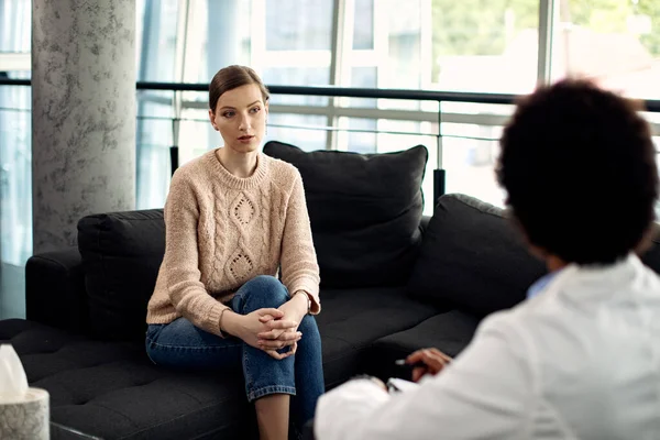 Young Woman Talking Mental Health Professional Counseling Doctor Office — Foto Stock