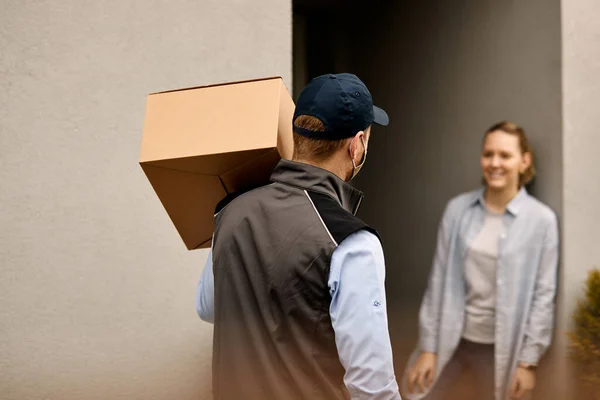 Back View Delivery Man Carrying Cardboard Box While Delivering Package — Stockfoto
