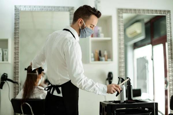 Male Hairdresser Protective Face Mask Treating Woman Hair Salon Coronavirus — Fotografia de Stock