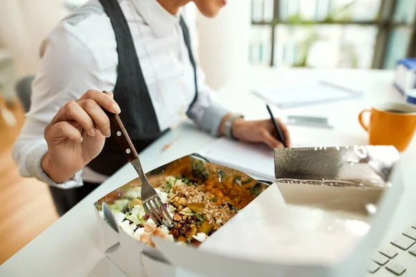 Close Businesswoman Having Healthy Meal While Working Office — Foto Stock