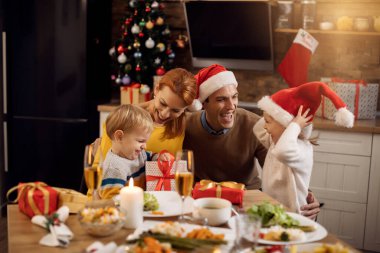Neşeli aile Noel 'i kutlarken eğleniyor ve evde hediyeler açıyor.. 