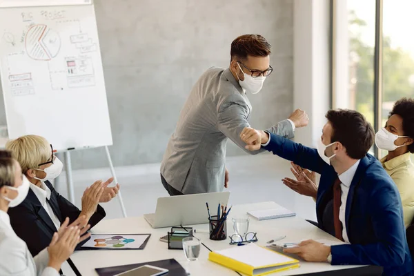 Businessmen Face Masks Elbow Bumping Successful Meeting While Other Colleagues — ストック写真