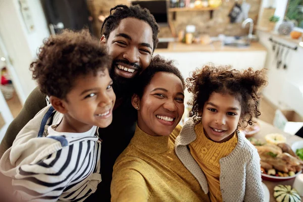 Happy Black Family Having Fun Thanksgiving While Taking Selfie Dining — Foto de Stock