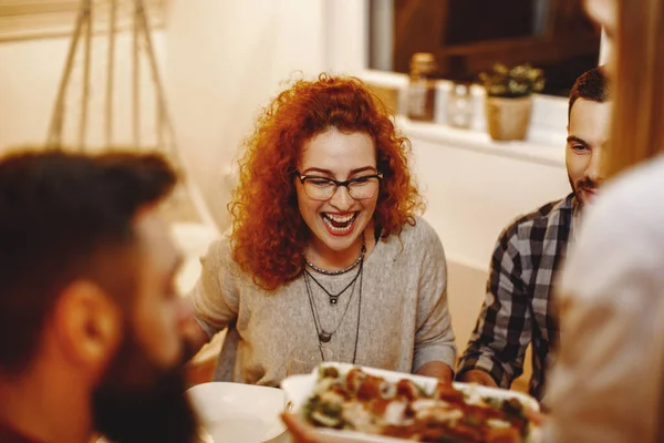Χαρούμενη Κοκκινομάλλα Γυναίκα Που Διασκεδάζει Ενώ Έχει Δείπνο Φίλους Στο — Φωτογραφία Αρχείου