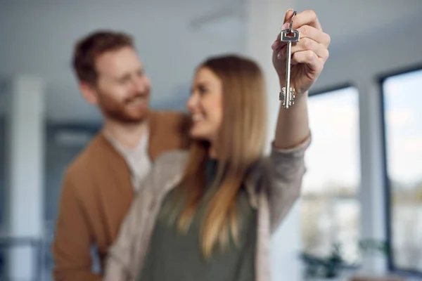 Close Couple Holding House Key While Relocating New Home — Foto de Stock