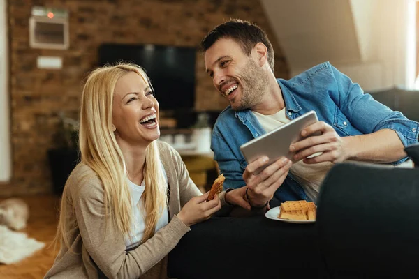 Fiatal Boldog Pár Nevet Miközben Valami Vicceset Néznek Otthon Touchpad — Stock Fotó