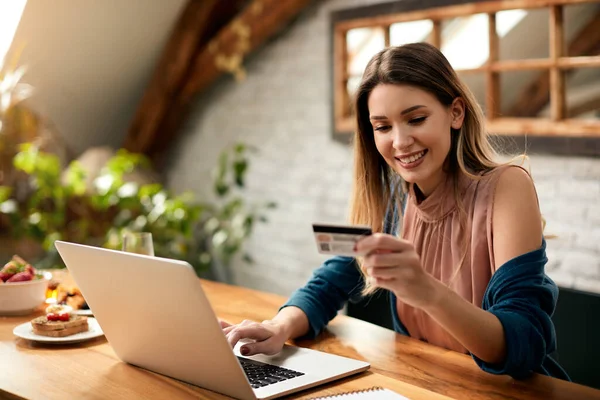 Young Happy Woman Using Computer Credit Card While Shopping Internet — Foto de Stock