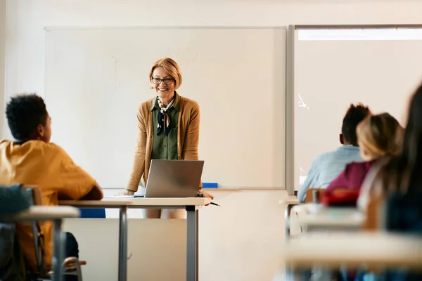 Happy Primary School Teacher Holding Lesson Group Her Students Classroom — Stock Fotó