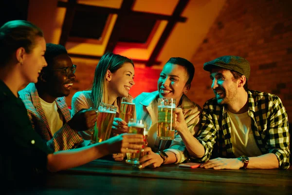Group Young Happy People Celebrating Toasting Beer Bar — Stockfoto
