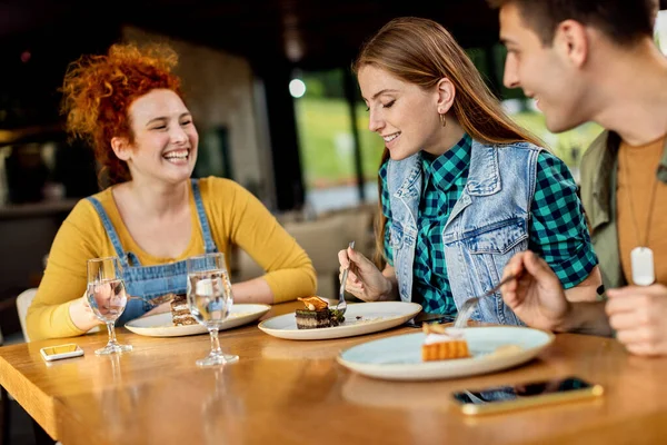 Small Group Happy Friends Enjoying While Eating Dessert Cafe Focus — Photo