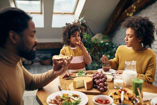 Small Black Girl Her Parents Eating Breakfast Dining Room Home — Foto de Stock