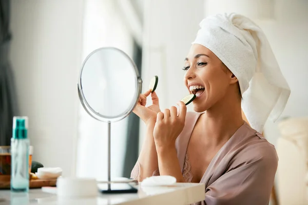 Young Happy Woman Giving Herself Facial Home Having Fun Slices — Stock Photo, Image