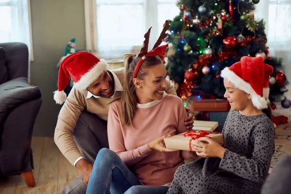 Happy Girl Receiving Christmas Gift Her Parents Home — ストック写真