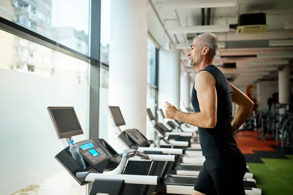 Mature Sportsman Jogs Treadmill Gym Workout — Zdjęcie stockowe