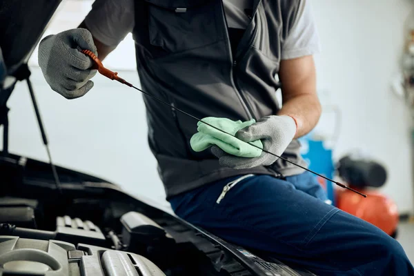 Unrecognizable Auto Repairman Checking Oil Lever While Working Car Workshop — Fotografia de Stock