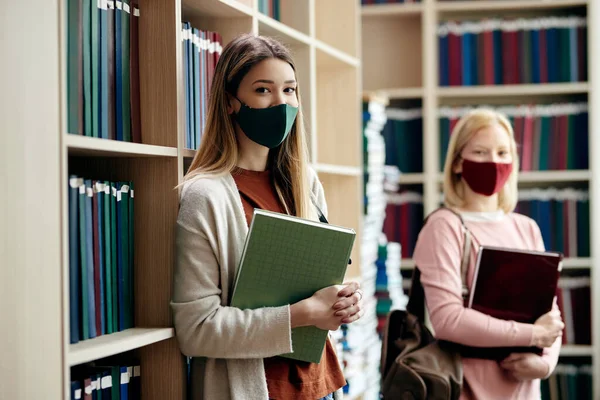 Smiling College Student Her Friend Learning Library Wearing Protective Face — Foto Stock