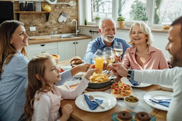 Happy Multi Generation Family Having Lunch Toasting Dining Table Focus — Foto Stock