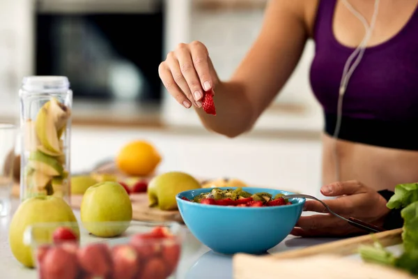 Close Athletic Woman Eating Healthy Preparing Fruit Salad Kitchen — Stock Photo, Image