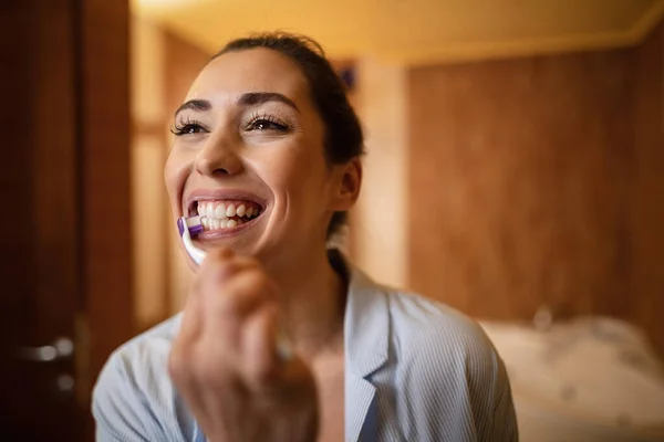 Close Happy Woman Cleaning Teeth Toothbrush Bathroom — Φωτογραφία Αρχείου