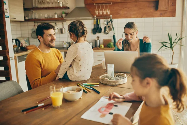 Happy Man Communicating One His Daughters While His Wife Working — Foto de Stock