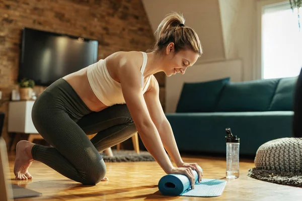 Happy Athletic Woman Getting Ready Workout Unrolling Her Exercise Mat — ストック写真