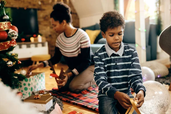 Little African American Boy Decorating His Mother While Preparing Christmas — Foto Stock