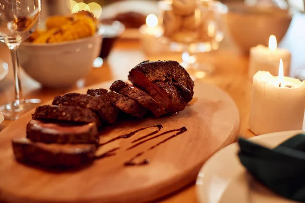 Traditioneel Joods Kosher Eten Rundvlees Voor Chanoeka Maaltijd Thuis — Stockfoto