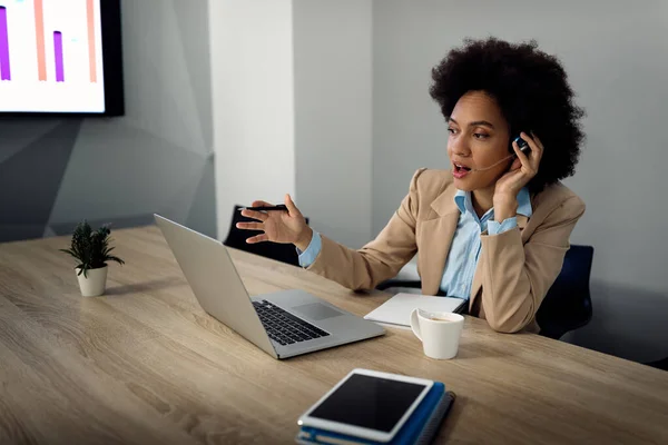 African American Businesswoman Using Computer Making Conference Call While Working — ストック写真
